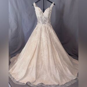 New Elegant White Lace Wedding Dress - Never Worn - Never been altered